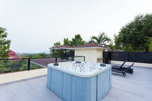 Private spa tub