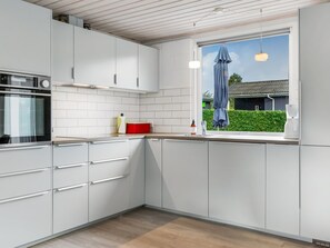 Kühlschrank, Mikrowelle, Geschirrspüler, Kochgeschirr/Geschirr/Besteck