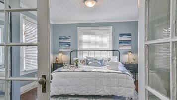 6 habitaciones, escritorio y tabla de planchar con plancha