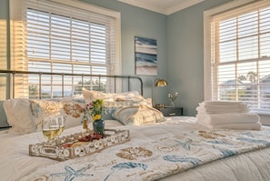 6 bedrooms, desk, iron/ironing board, travel cot