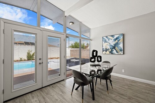  Private home with Pool! Sleeps 16 people