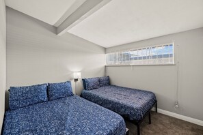 5 bedrooms - Private home with pool! Sleeps 16 people (Las Vegas)