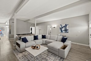 TV - Private home with pool! Sleeps 16 people (Las Vegas)