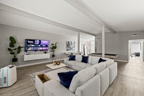 TV - Private home with pool! Sleeps 16 people (Las Vegas)