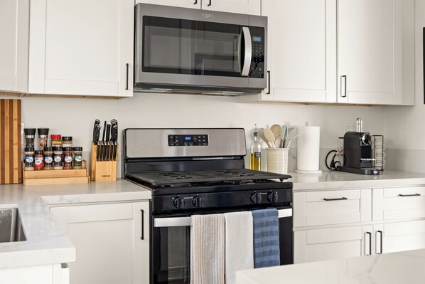 Mikrowelle, Ofen, Herdplatte, Geschirrspüler