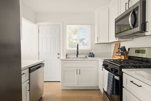 Microwave, oven, stovetop, dishwasher - Bright & Roomy 3-bedroom house in Central San Diego (San Diego)