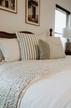 3 bedrooms, iron/ironing board, free WiFi, bed sheets - Sleeps 6, brand new, great location (Cynthiana)