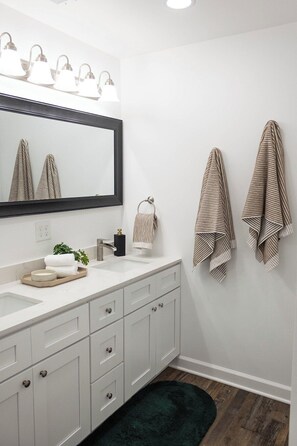 Shower, hair dryer, towels - Creek View Cottage 3 BR 2 Bath (Cynthiana)