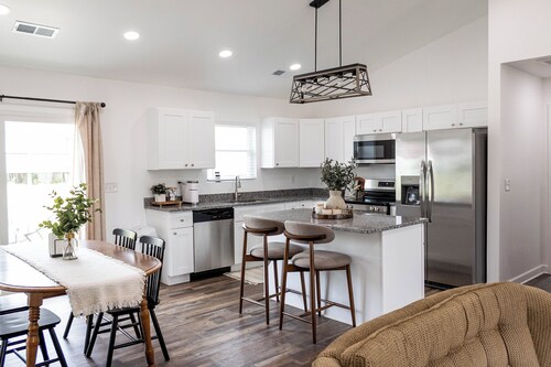 Sleeps 6, brand new, great location