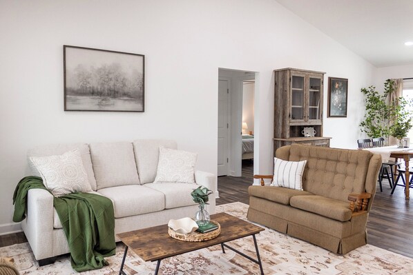 Living area - Sleeps 6, brand new, great location (Cynthiana)