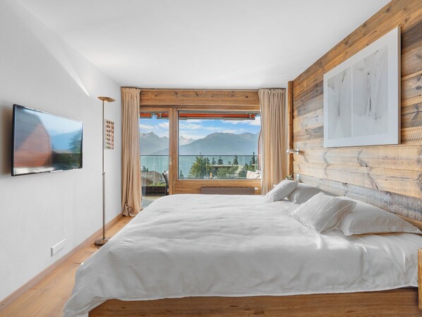 3 bedrooms, desk, internet