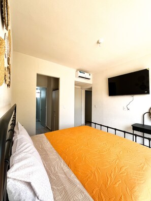 3 bedrooms, iron/ironing board, Internet, bed sheets