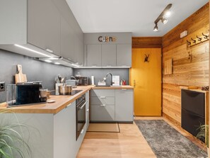 Fridge, microwave, dishwasher, cookware/dishes/utensils