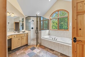 Douche, séchoir à cheveux, serviettes fournies