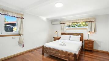 2 bedrooms, desk, iron/ironing board, WiFi