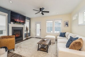 Smart TV, fireplace - Modern 3BR/3BA Retreat Near Downtown (Boise)