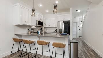 Coffee/tea maker, fridge, microwave, oven