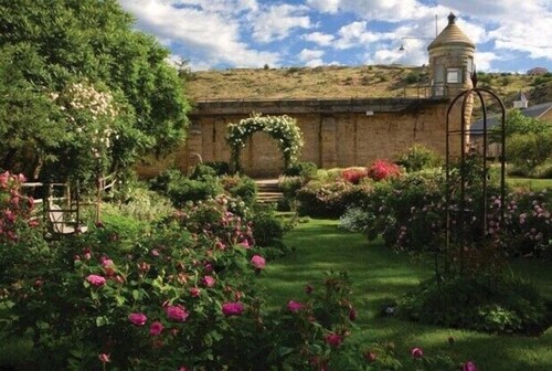 Modern 3BR/3BA Retreat Near Downtown