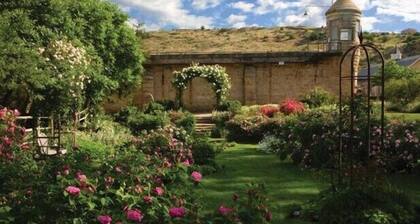 Modern 3BR/3BA Retreat Near Downtown