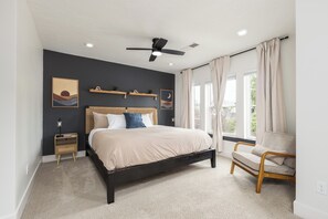 3 soverom, skrivebord, strykejern/-brett og reiseseng for barn