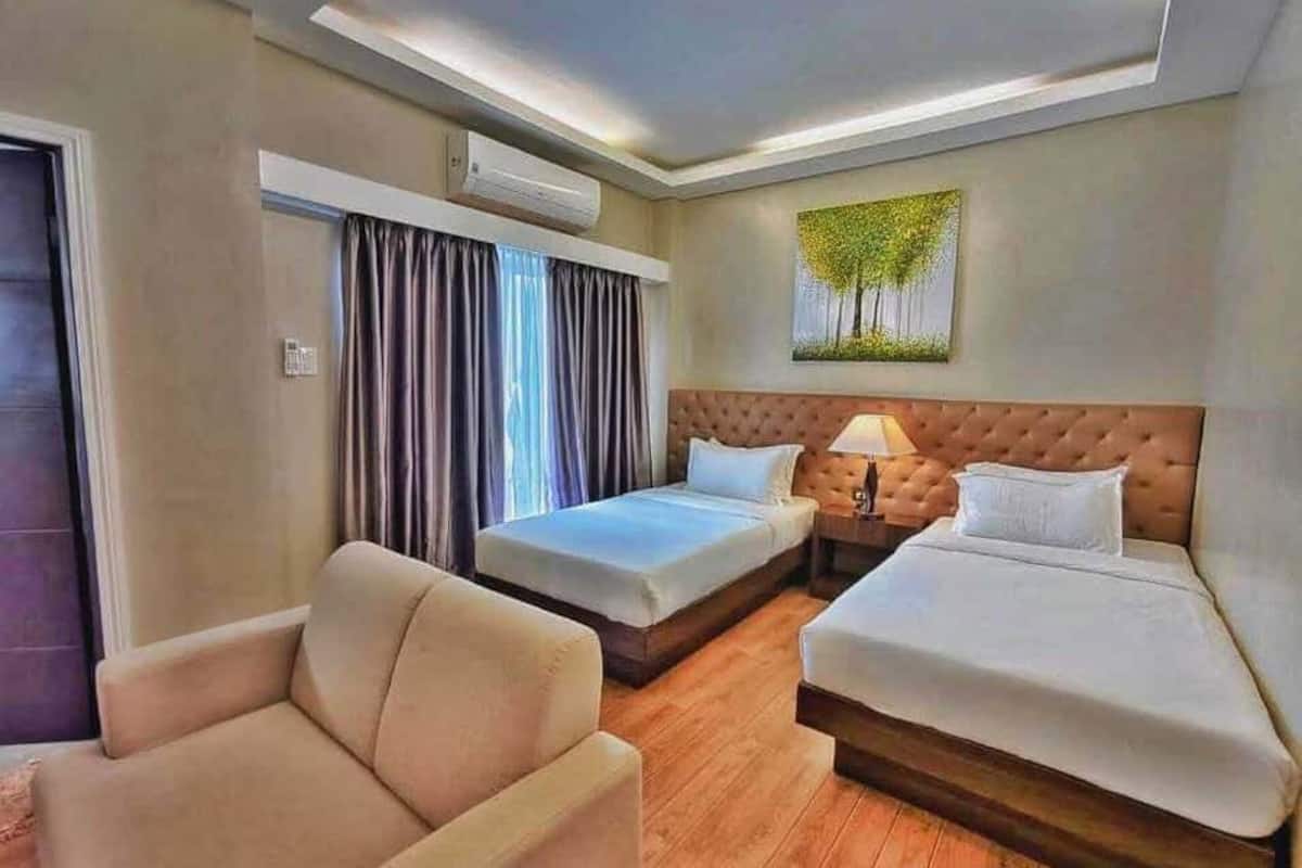 Suite superior | Ropa de cama de alta calidad, edredones de plumas, mobiliario individual