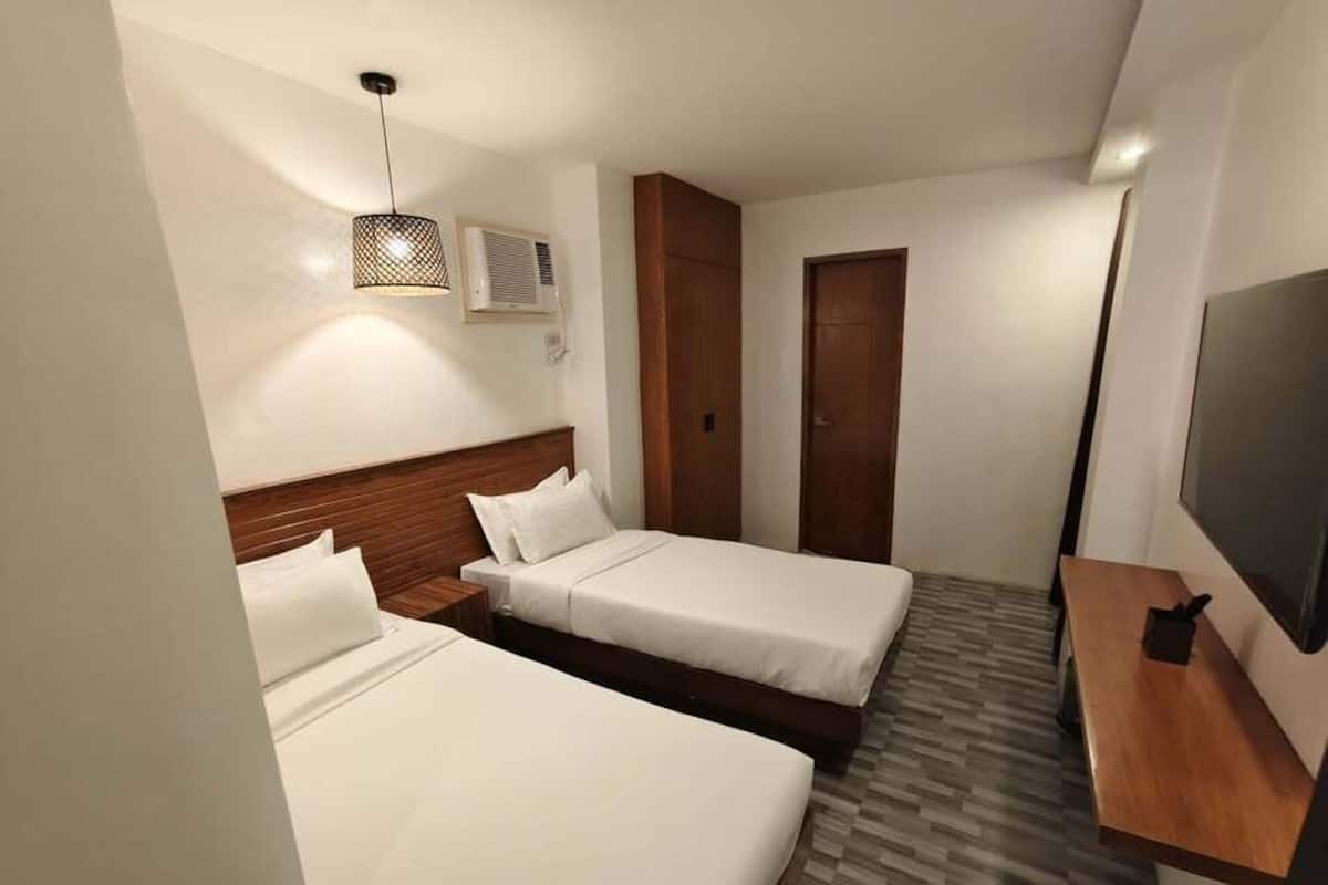 Habitación estándar, 2 habitaciones | Ropa de cama de alta calidad, edredones de plumas, mobiliario individual