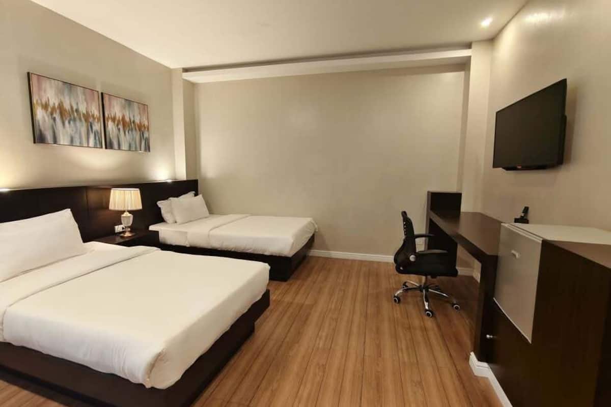 Habitación superior | Ropa de cama de alta calidad, edredones de plumas, mobiliario individual