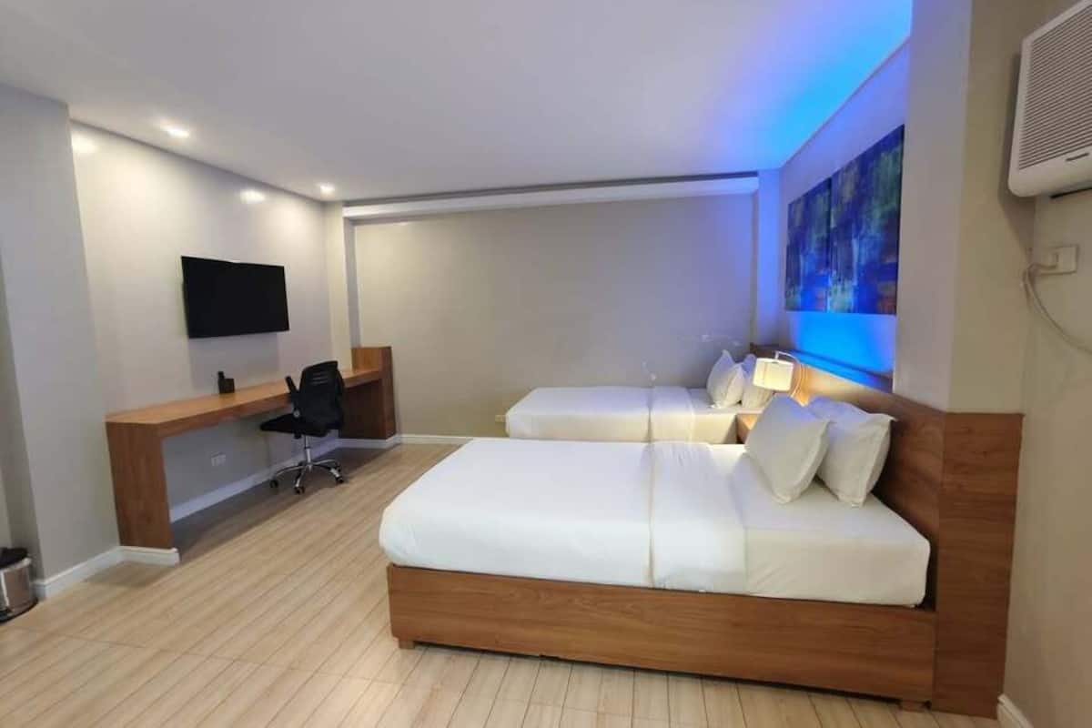 Habitación Deluxe | Baño | Ducha, artículos de higiene personal gratuitos, zapatillas y bidé