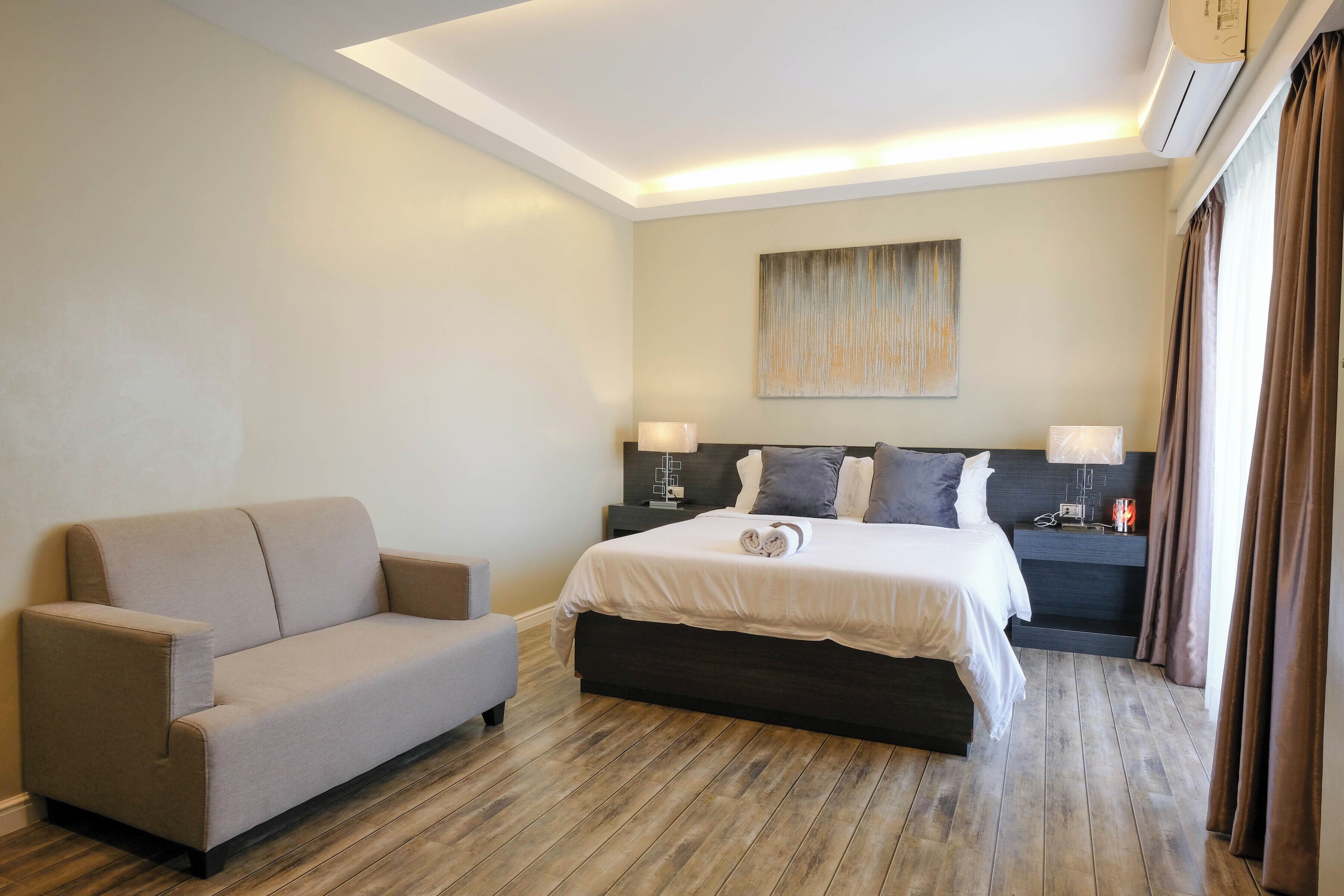 Suite básica, 1 cama Queen size, balcón, vista al jardín | Ropa de cama de alta calidad, edredón y muebles diferentes 