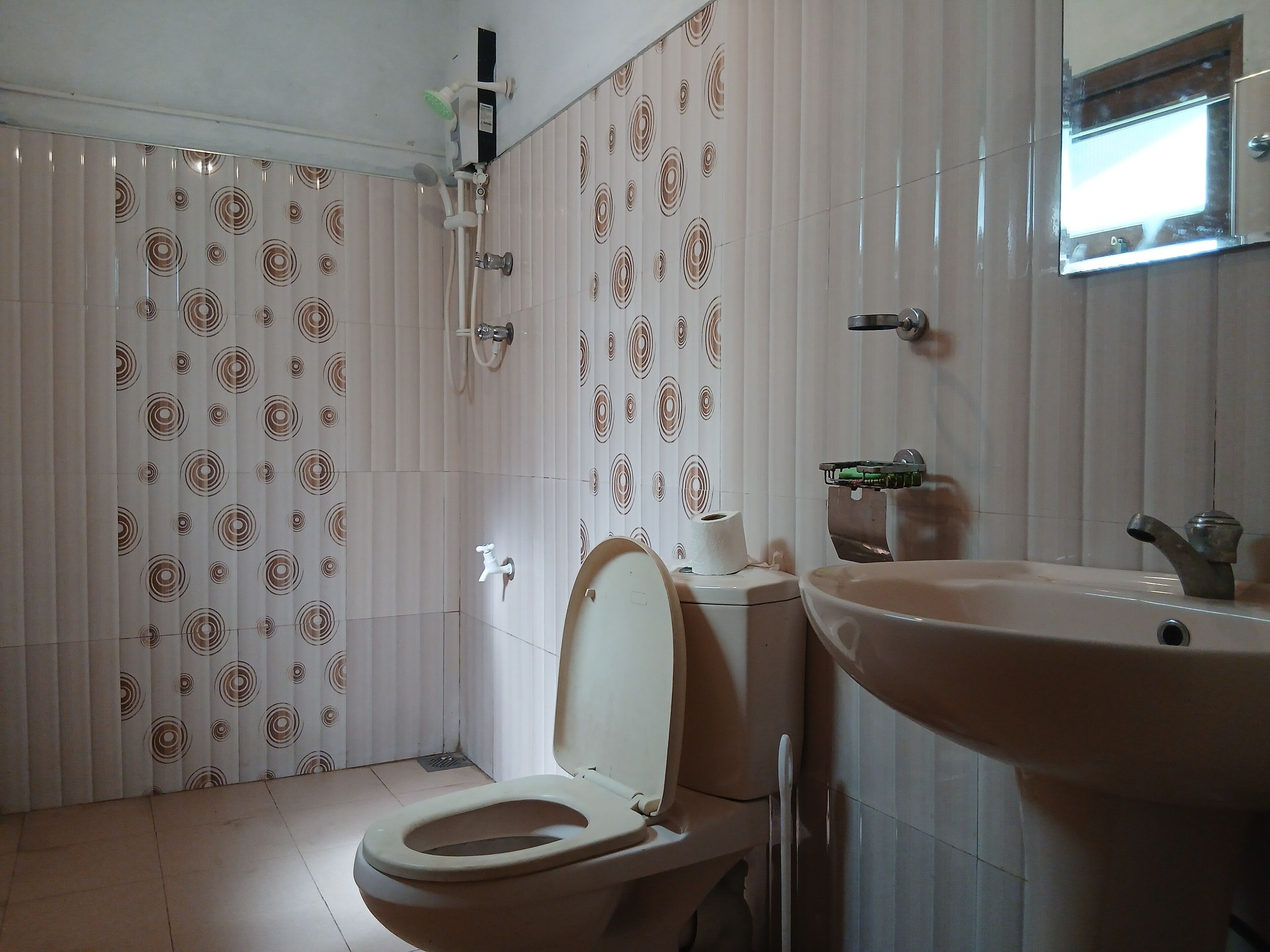 Habitación estándar, patio, vistas al jardín | Escritorio, tabla de planchar con plancha, wifi gratis