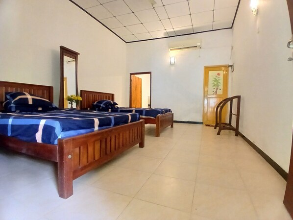 Comfort Room, Patio