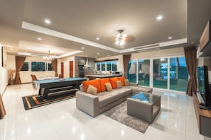 Interior - Relaxing Huge Seaview Pool Table V181 (Pa Klok)