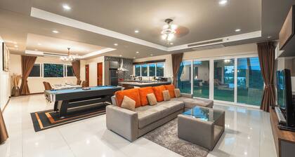 Relaxing Huge Seaview Pool Table V181