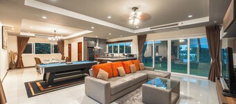 Relaxing Huge Seaview Pool Table V181