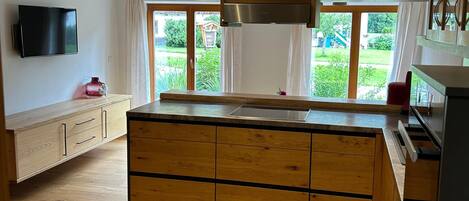 Fridge, oven, stovetop, coffee/tea maker