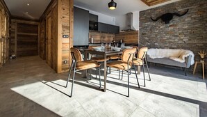 Une cuisine moderne avec un mur en pierre et un canapé recouvert de fourrure.