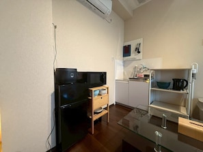 Room | Private kitchen | Full-size fridge, microwave, oven, stovetop