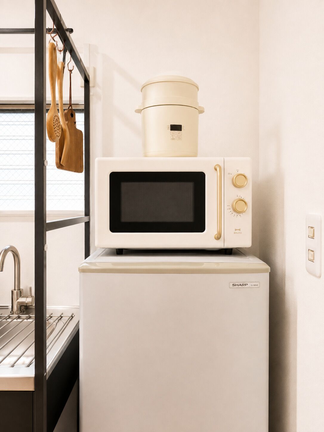 Twin Room | Private kitchen | Full-sized fridge, microwave, oven, stovetop