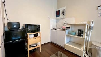 Habitación | Cocina privada | Refrigerador con congelador, microondas, horno y parrilla de estufa