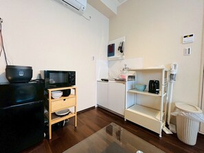 ルーム | 専用キッチン | 大型冷蔵庫、電子レンジ、オーブン、コンロ