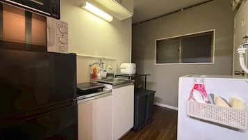 Basic Apartment | Private kitchen | Full-sized fridge, microwave, oven, stovetop