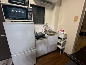 Apartment | Dapur peribadi | Peti sejuk/penyejuk beku saiz penuh, ketuhar gelombang mikro, ketuhar