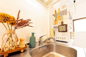 Refrigerador con freezer, microondas, horno, placa de cocina