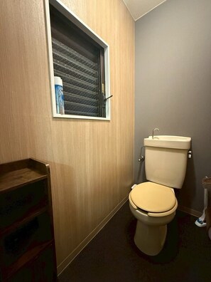 Basic Apartment | Bilik Mandi | Gabungan pancuran/tab mandi, pengering rambut, tuala disediakan, syampu 