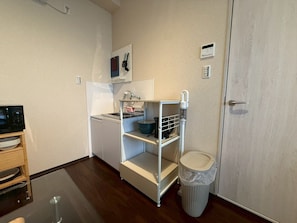 Room | Private kitchen | Full-size fridge, microwave, oven, stovetop