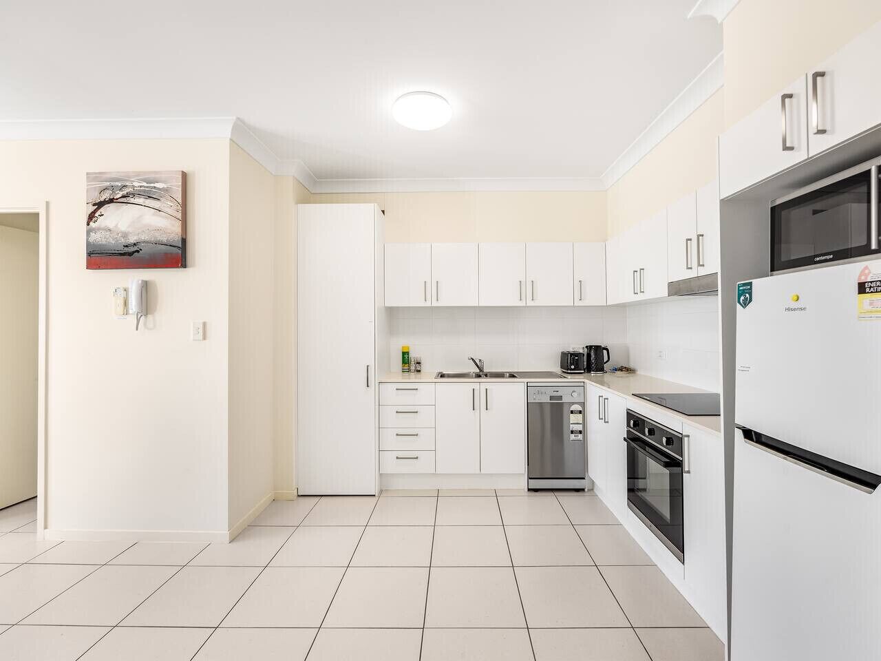 Frigorífico, microondas, horno y placa de cocina