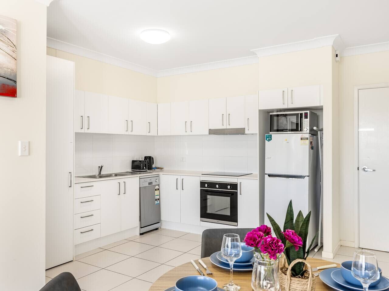 Réfrigérateur, micro-ondes, four, plaque de cuisson