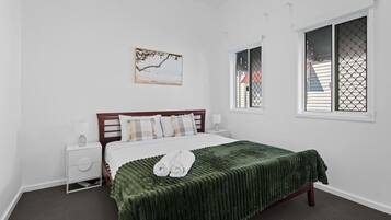 3 bedrooms, iron/ironing board, WiFi, bed sheets