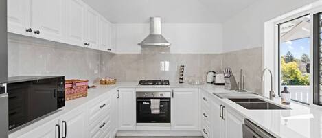 Refrigerador, microondas, horno, placa de cocina