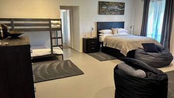 5 bedrooms, iron/ironing board, Internet, bed sheets